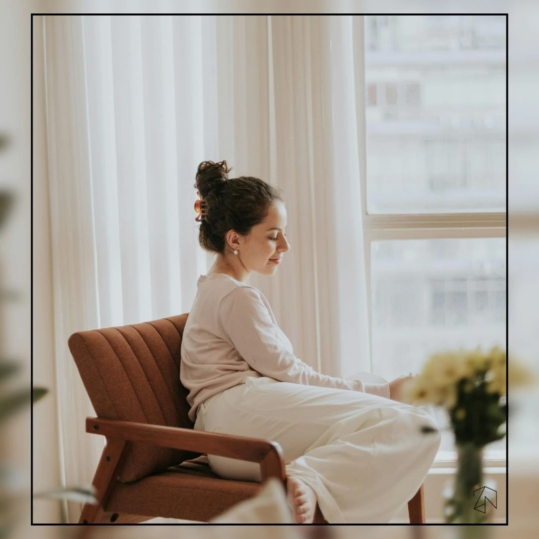 Przytulna aranżacja salonu i nowoczesny fotel przy oknie – profesjonalny home staging mieszkania