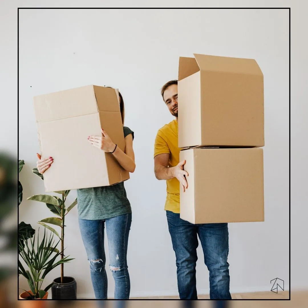 Pakowanie rzeczy do kartonów podczas odgracania i depersonalizacji mieszkania – home staging