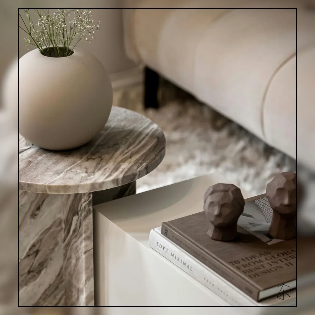 Eleganckie detale i dekoracje w stylu minimalistycznym – marmurowy stolik i dodatki w home stagingu
