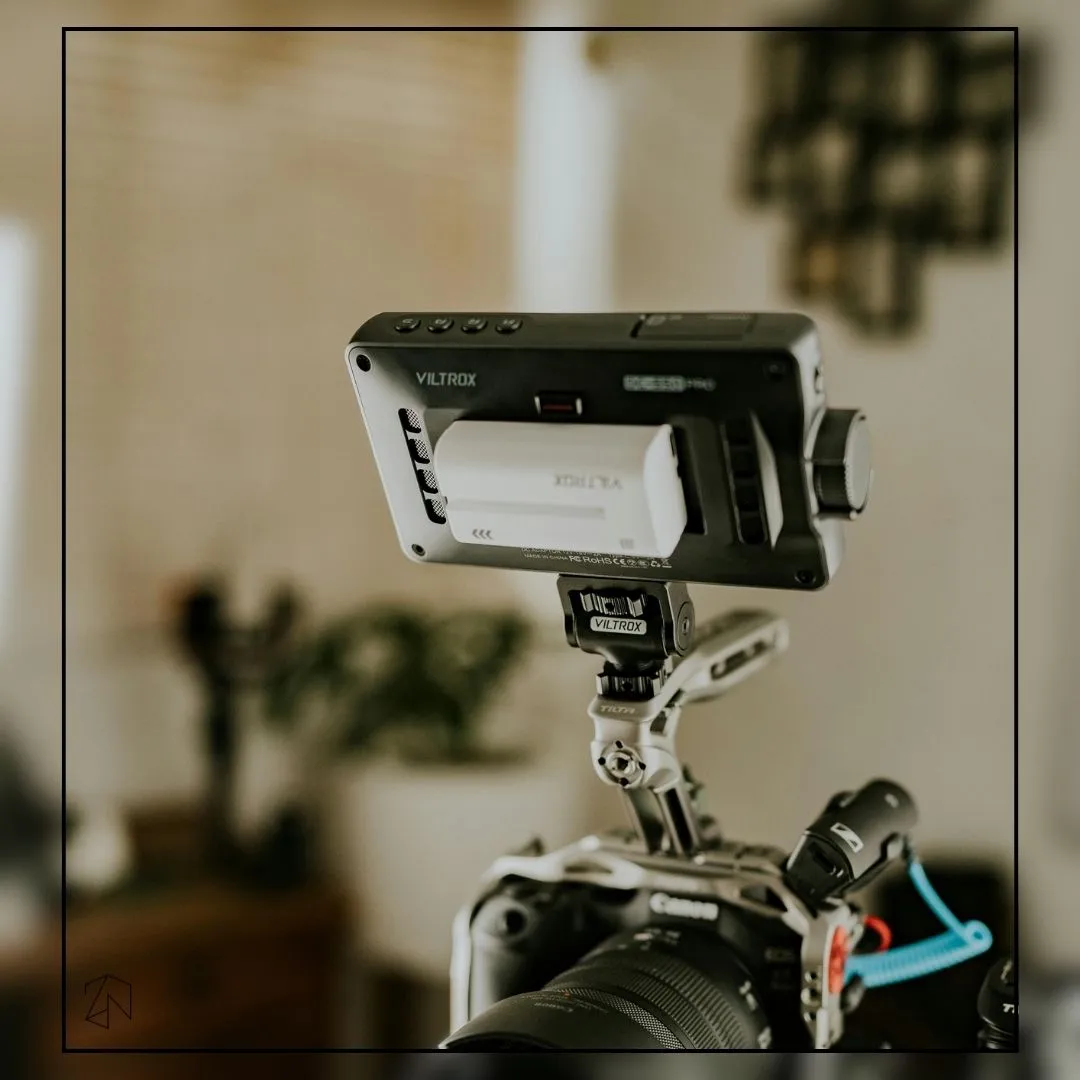 Profesjonalny sprzęt fotograficzny na planie zdjęciowym wnętrza – sesja fotograficzna nieruchomości po home stagingu
