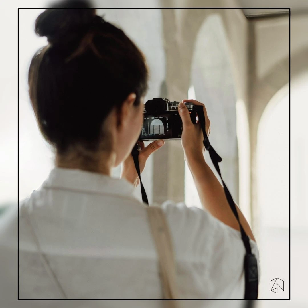 Kobieta fotograf robiąca zdjęcia aparatem – profesjonalna sesja zdjęciowa nieruchomości i marketing